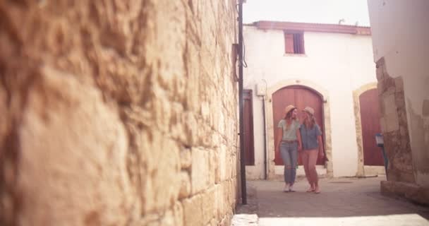 Madre e hija turistas en Europa caminando por calles antiguas — Vídeos de Stock