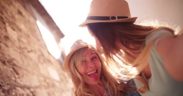 Belle grand-mère et petite-fille prenant selfies drôles sur les vacances européennes — Video