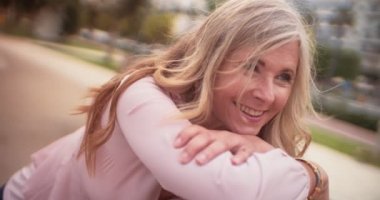 Güzel bir son sınıf öğrencisi parkta gülüp eğleniyor.