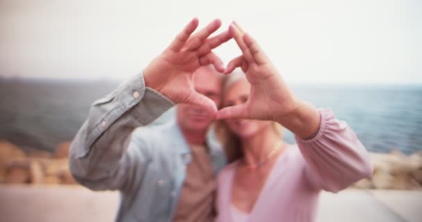 Романтична старша пара робить форму серця своїми руками — стокове відео