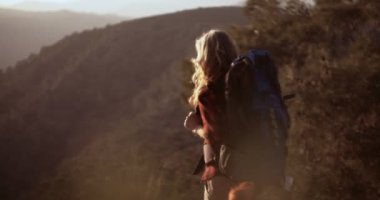 Dağın tepesinde başarılı yürüyüşçüler panoramik ve manzara manzarasına bakıyor