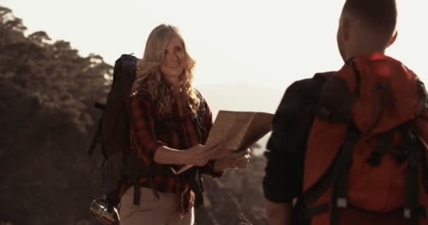 Senderista mayor leyendo un mapa en el borde de la montaña — Vídeos de Stock