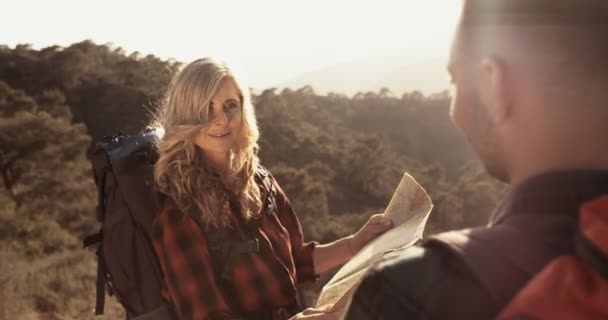 山の上で家族と地図のハイキングを持つシニア女性 — ストック動画