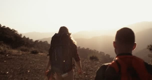 Sikeres nő és férfi túrázók elérve hegy szélén kilátással — Stock videók