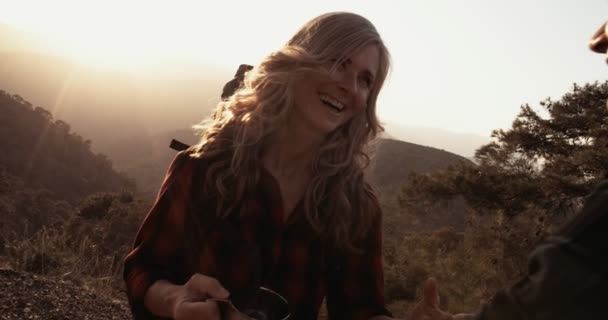 Femme senior randonneur s'amuser avec des amis sur la montagne — Video