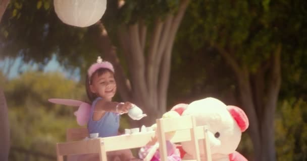 Pequena menina asiática jogando chá festa com seus brinquedos — Vídeo de Stock