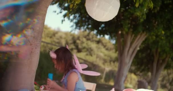 Allegro bambina divertirsi con le bolle al tea party — Video Stock