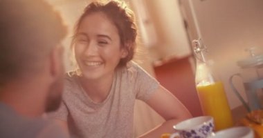 Romantik genç çift evde kahvaltı yapıyor.