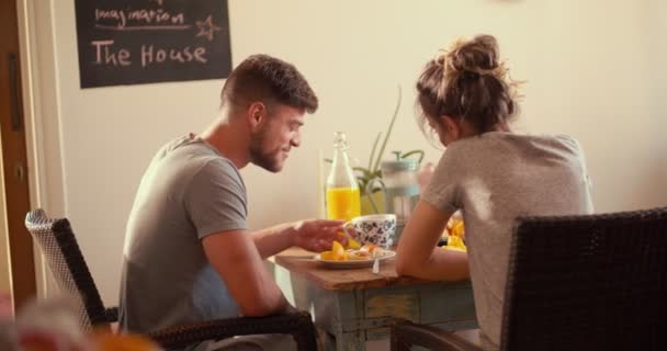 Νεαρό ζευγάρι χίπστερ παίρνει πρωινό μαζί το πρωί — Αρχείο Βίντεο