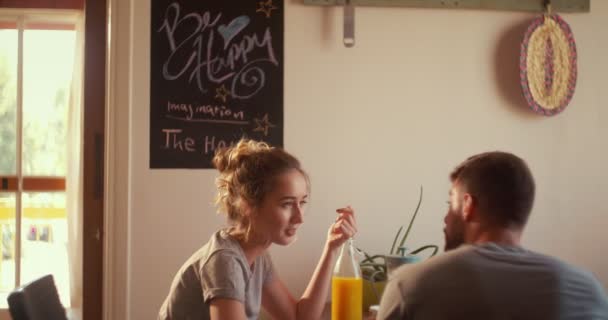 Unga hipster par som äter hälsosam frukost tillsammans i sin lägenhet — Stockvideo