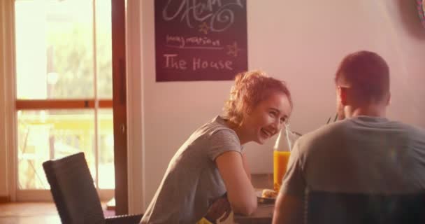 Joven pareja romántica hipster divirtiéndose durante el desayuno — Vídeos de Stock