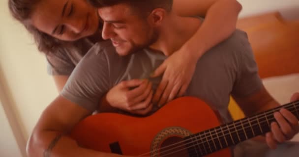 年轻浪漫的嬉皮士男友为女朋友弹奏吉他 — 图库视频影像