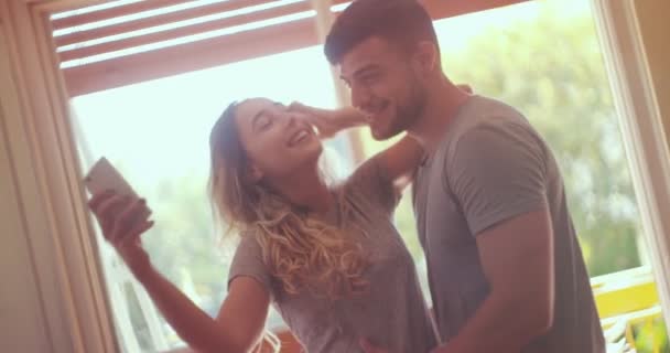 Jeune couple hipster se détendre à la maison et prendre des selfies ensemble — Video