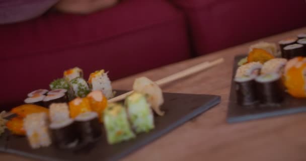 Platters de sushi japonês e sashimi servido em casa — Vídeo de Stock