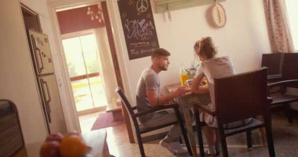 Jovem casal hipster tomando café da manhã em casa — Vídeo de Stock