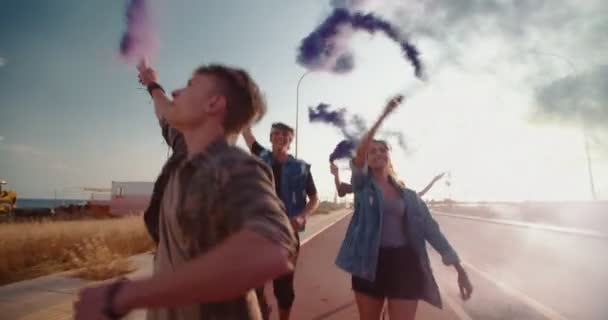 Fiatal hipszter barátok füstbombákkal buliznak a város utcáin — Stock videók
