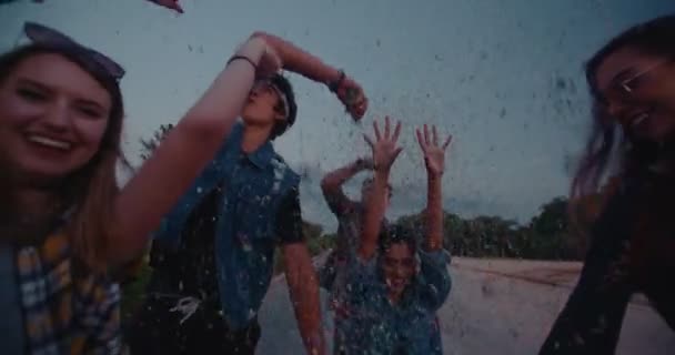 Les adolescents s'amusent dans les rues avec des confettis et un panier — Video