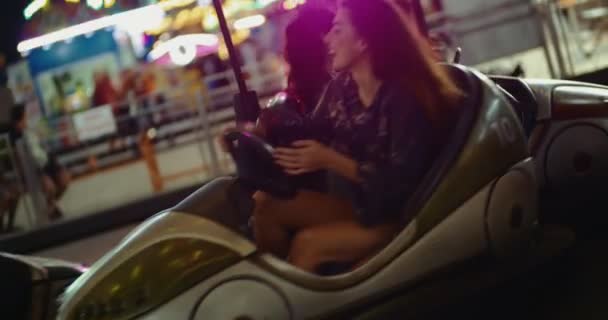 Tonårsvänner kraschar vid stötfångare bilar rida på nöjespark — Stockvideo