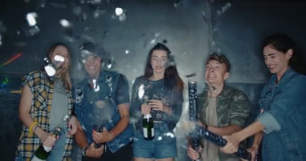 Gruppo di giovani amici che festeggiano con coriandoli e champagne — Video Stock