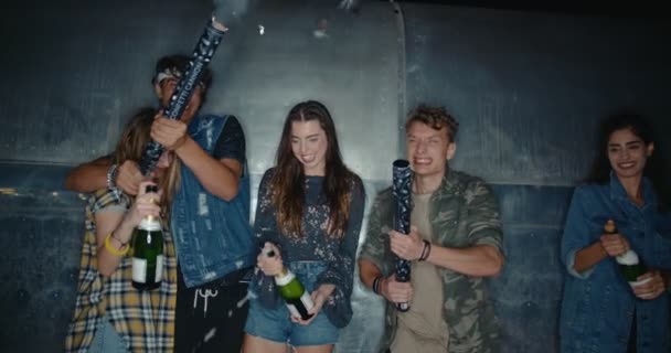 Jóvenes amigos celebrando por la noche con champán y confeti — Vídeos de Stock