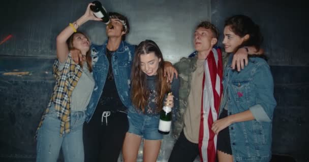 Jóvenes amigos de fiesta junto con champán y una bandera americana — Vídeo de stock