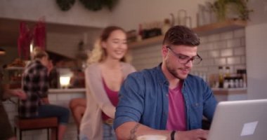 Heyecanlı hipster arkadaşlar modern şehir kahve dükkanında buluşuyorlar.