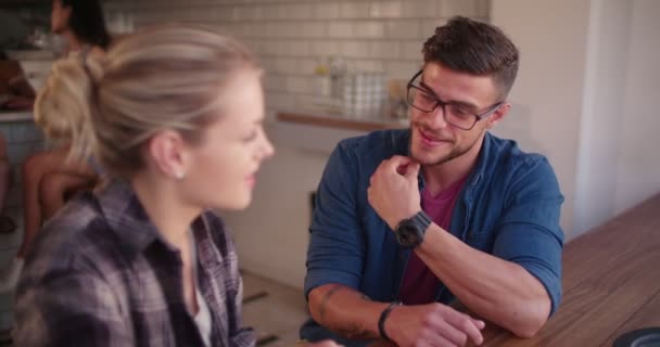 Jonge hipster zakenmensen hebben een informele vergadering in cafe — Stockvideo