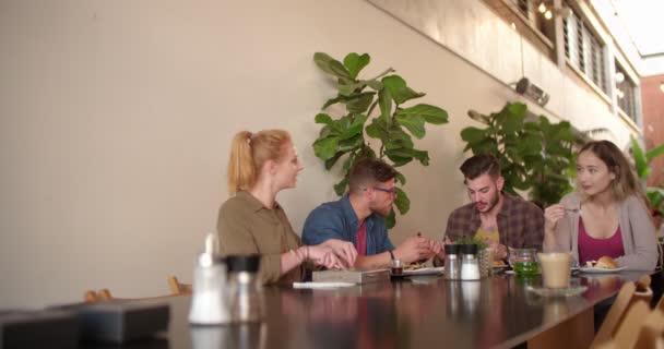 Jeunes couples hipster déjeunant au restaurant urbain moderne — Video