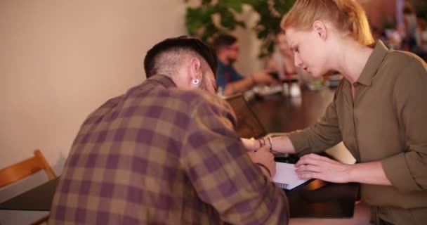 Young hipster university students with laptop, studying at urban cafe — Stock Video