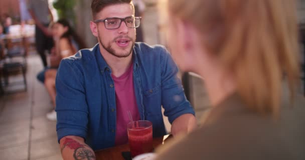 Jeune homme à un rendez-vous avec une jeune femme au café — Video