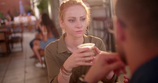 Genç bir kadın, genç bir adamla buluşup kahve içiyor. — Stok video