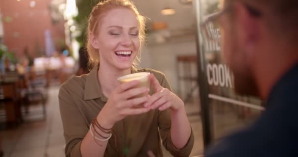 Joven hipster hombre y mujer tomando café en la cafetería urbana — Vídeo de stock