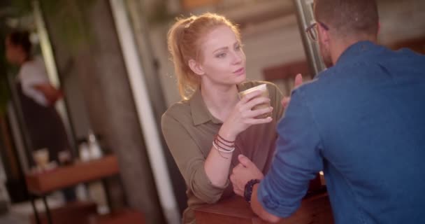 Jong hippe paar drinken koffie en praten in stedelijke cafe — Stockvideo