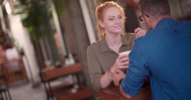 Jeune couple hipster s'amuser dans un café urbain moderne — Video