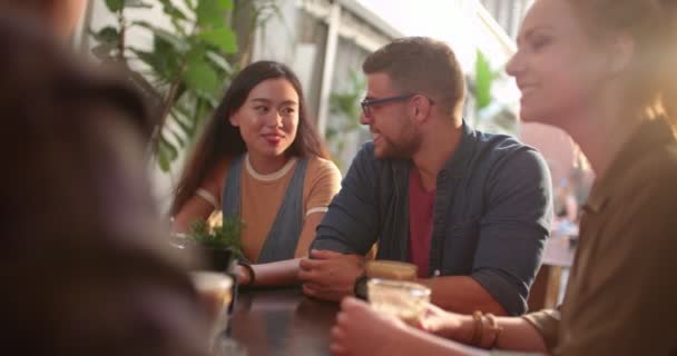 Joven hipster hombre y mujer coqueteando en la cafetería urbana — Vídeos de Stock