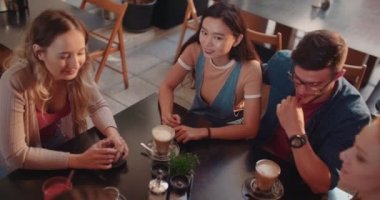 Modern şehir kafesinde eğlenen çok ırklı hippi arkadaşlar