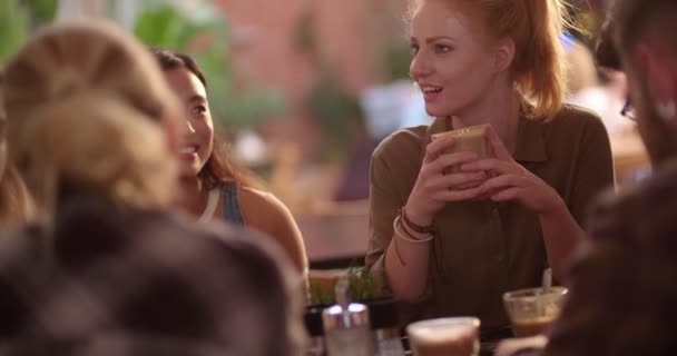 Jóvenes amigos hipster multiétnicos tomando café y hablando en la cafetería — Vídeo de stock