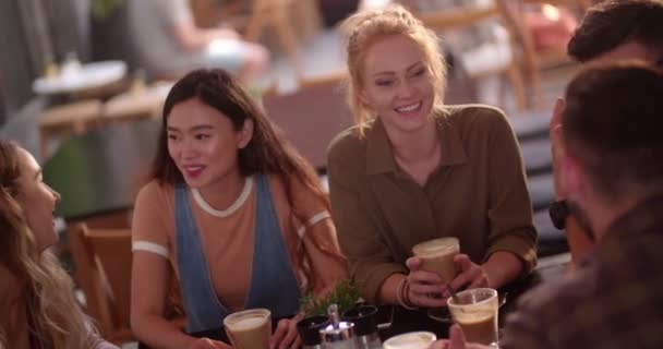 카페에서 휴식을 취하고 커피를 마시는 여러 민족을 가진 여행자들의 행복 한 친구들 — 비디오