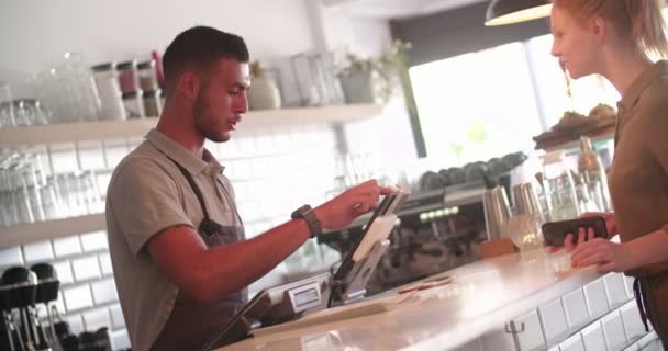 Mladá žena platí v kavárně bar pomocí svého smartphonu — Stock video