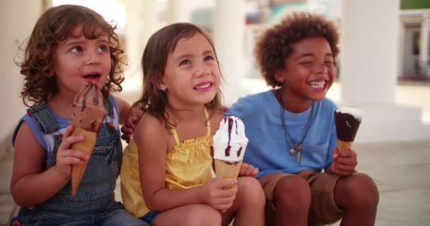 Szczęśliwe wieloetniczne dzieci jedzące lody w letnie wakacje — Wideo stockowe