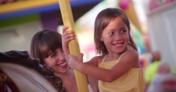 Asiatico ragazza godendo allegro-go-round giro a divertimento parco con madre — Video Stock