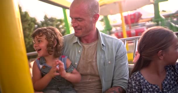 Giovane figlio e figlia con padre sulla ruota panoramica — Video Stock