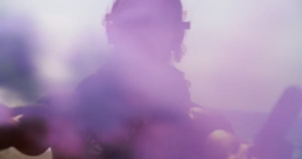 Uomo con occhiali steampunk e bombe fumogene in spiaggia — Video Stock