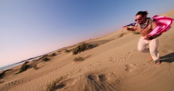 Athlète de parkour musculaire avec drapeau américain faisant backflip sur la plage 