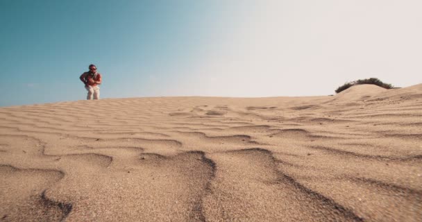 사막에서 전문적으로 뛰는 젊은 수컷 파쿠 르 — 비디오