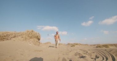 Gelecekçi tarzda koşan ve çölde zıplayan bir adam.