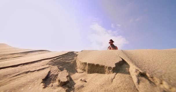 Joven musculoso haciendo parkour backflip en dunas de arena — Vídeos de Stock