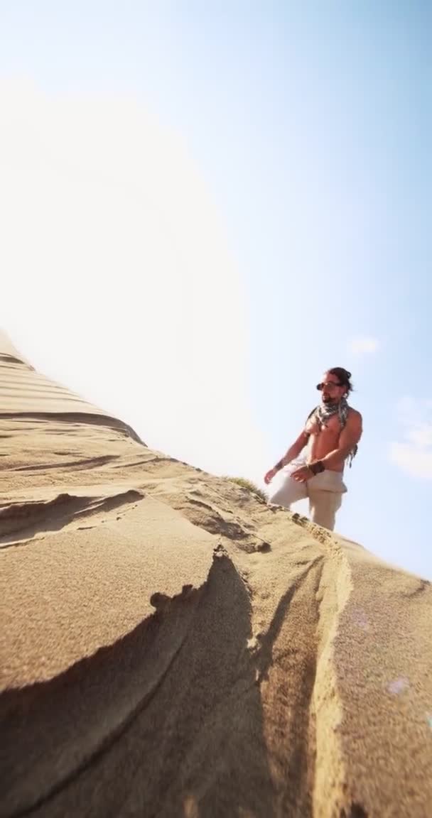 Joven atlético haciendo backflip salto en las dunas de arena del desierto — Vídeos de Stock