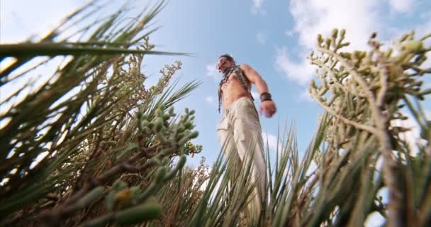 Junger Mann macht Parkour-Rückwärtssalto auf Wüstensanddünen — Stockvideo