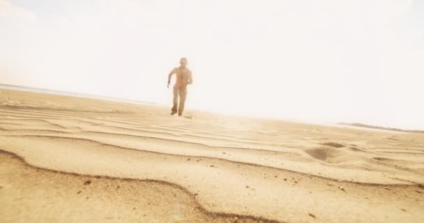 Joven corriendo y saltando en el desierto — Vídeos de Stock